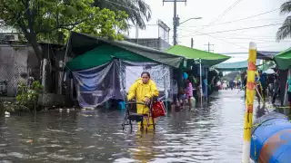 El mercado sobre ruedas de la Región 100 de Cancún quedo bajo el agua y los marchantes huyeron