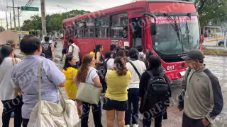 Trabajadores y estudiantes señalaron que tuvieron que esperar hasta 50 minutos por camiones y combis