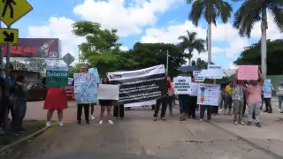 Maestros de la UTM en Mérida inician paro de brazos caídos