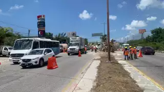 Otro accidente en el boulevard  de Cancún:  Choque entre vehículos deja daños materiales y un herido