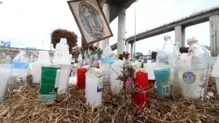 El altar para las personas fallecidas en la explosión de la pipa.