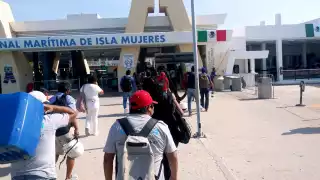   Turistas  reportan a Ultramar por no respetar horarios de salida de embarcaciones en Isla Mujeres 