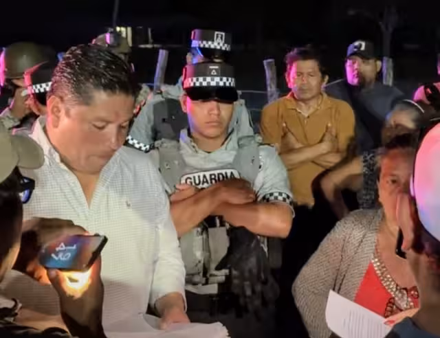 Autoridades llegaron a dialogar, acompañadas por elementos de seguridad armados.