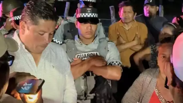 Autoridades llegaron a dialogar, acompañadas por elementos de seguridad armados.