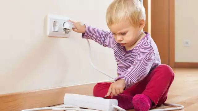 Menores en riesgo: los costos de dejar a los hijos solos mientras los padres trabajan