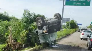Accidente en Cancún deja una persona lesionada; el conductor perdió el control