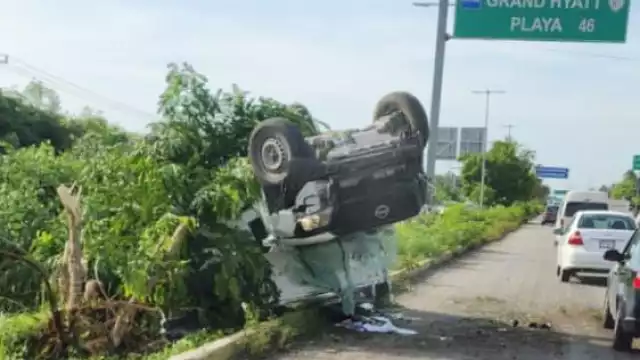 Accidente en Cancún deja una persona lesionada; el conductor perdió el control