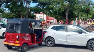 Mototaxi no respeta alto y colisiona con Seat Ibiza en Seybaplaya