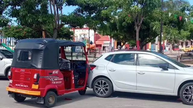 Daños materiales tras choque en la esquina de la calle 21 con 18 en Seybaplaya