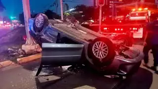Conductor vuelca en el cruce de la avenida Tulum en Cancún