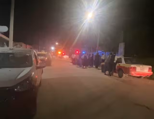 Un mototaxista resultó lesionado tras ser impactado por un taxi en la colonia Ricardo Flores Magón