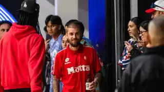 Bebió, cantó y bailó