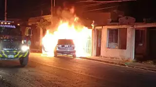 Patrulla se incendia tras chocar contra poste en Campeche; deja sin luz a varias colonias