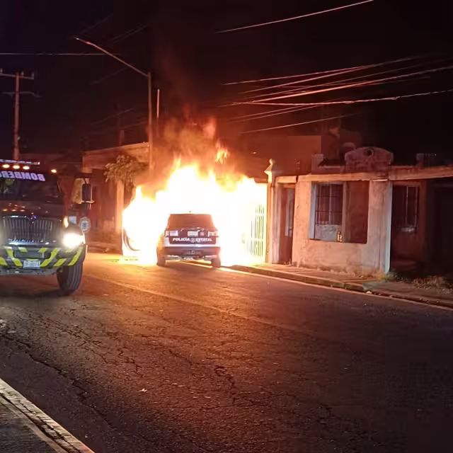 Choque de patrulla provoca apagón en Campeche; unidad termina calcinada