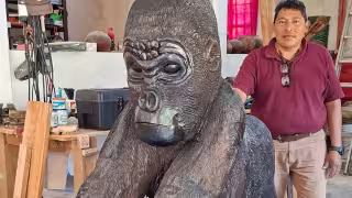 Escultor campechano entrega obra monumental a Cd. del Carmen: un Gorila King Kong tallado en madera