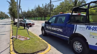 Taxi se incrusta en camellón frente al Centro de Convenciones Carmen Siglo XXI