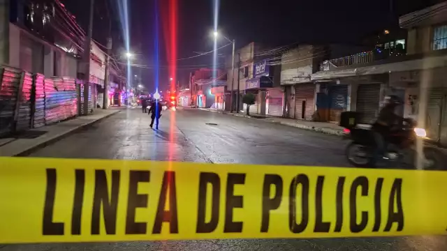 Elementos policiacos acordonaron la zona para restringir el paso peatonal y de vehículos.