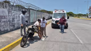 Motociclista lesionada tras maniobra indebida de tractocamión en Ciudad del Carmen