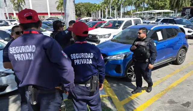 Camioneta Nissan Kicks genera alerta en estacionamiento de Campeche
