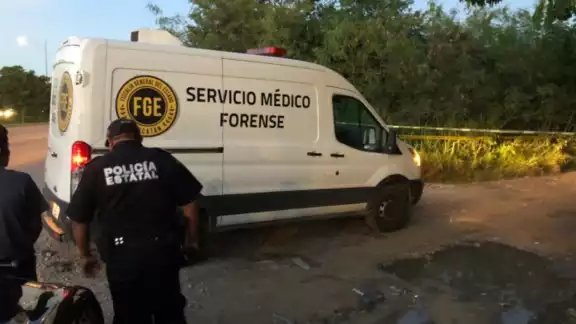 La FGE y el Semefo investigan el hallazgo del cuerpo La FGE y el Semefo investigan el hallazgo del cuerpo