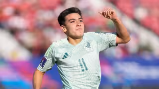 Gilberto Mora anotó los dos goles para México.