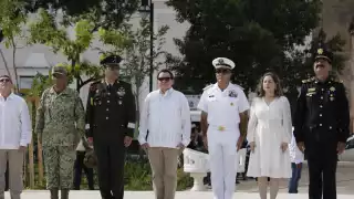 Joaquín Díaz Mena encabeza la ceremonia de izamiento de la Bandera de México en la Plaza Grande de Mérida