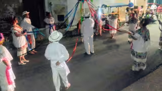 Gremios bajan al Cristo de la Misericordia en Tixkokob