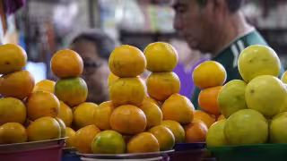 Colores y sabores de las frutas de temporada refrescan los pasillos del mercado de Campeche