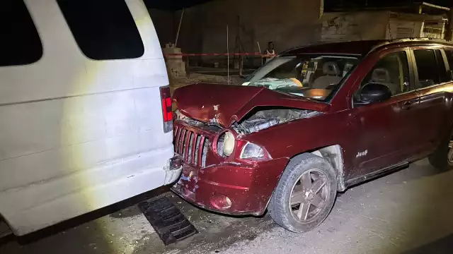 Un hombre de la tercera edad provocó un accidente al dormirse y chocar contra una camioneta estacionada