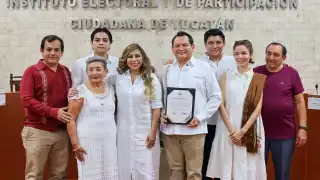 El candidato acudió el Iepac acompañado de su familia