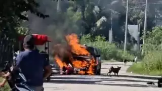 Se incendia un automóvil en Escárcega por corto circuito