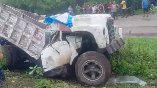El volquetero quedó prensado dentro de la cabina