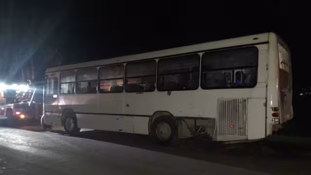 La Guardia Nacional evitó que personas desconocidas continuaran desvalijando un autobús abandonado en la carretera Escárcega – Chetumal.