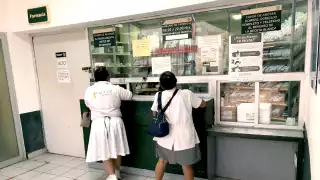 La derechohabiente aseguró que el Ribociclib tiene un costo de entre 75 y 100 mil pesos, el cual es necesario para evitar que su mal se complique.