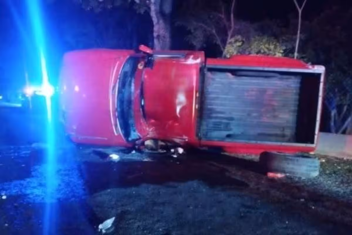 Conductor pierde el control de su camioneta y vuelca en la entrada a ...