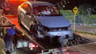 Aparatoso accidente en Playa del Carmen: Vehículo volcó sobre el boulevard frente a PlayaCar