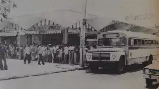 Paradero de camiones en la sombrilla del mercado de Campeche