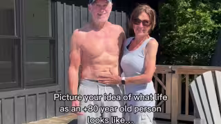 Pareja de abuelos fitness enseñan sus grandes capacidades físicas.