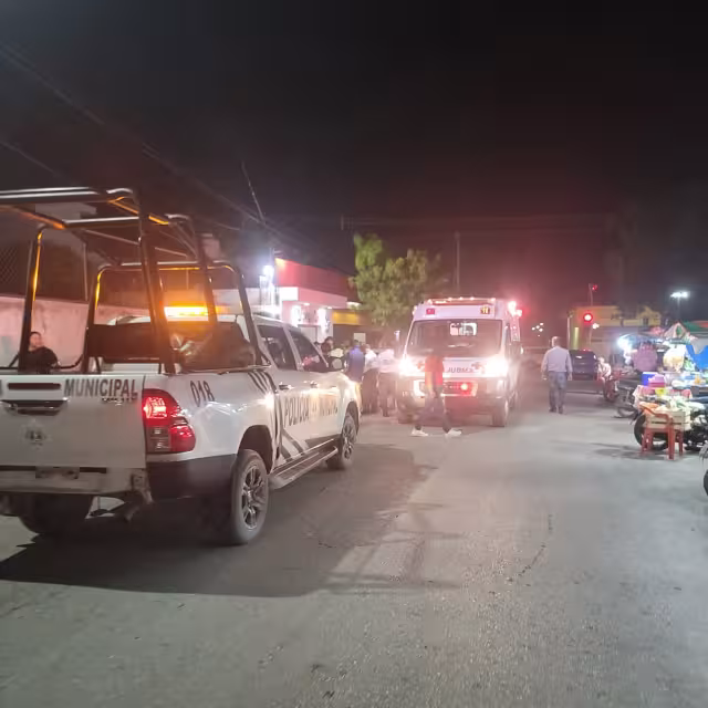 Elementos policiacos y paramédicos de la Cruz Roja respondieron al llamado de emergencia.