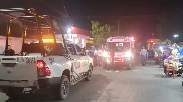 Elementos policiacos y paramédicos de la Cruz Roja respondieron al llamado de emergencia.