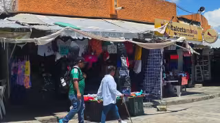 Comerciantes del mercado Pedro Sáinz de Baranda reportan bajas ventas de playeras de la Selección Mexicana.