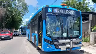 Conductor se ‘vuela el alto’ y choca contra un camión de Va y Ven en el Centro de Mérida 