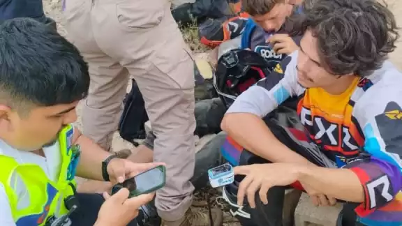 Los excursionistas se habían aventurado a una excursión en motocicleta entre la selva antes de perder el contacto con ellos Los excursionistas se habían aventurado a una excursión en motocicleta entre la selva antes de perder el contacto con ellos