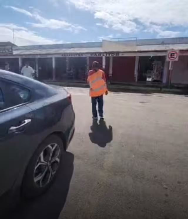 Presuntos policías extorsionaron a un hombre cuidador de vehículos.