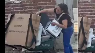 Funcionaria de casilla en Guanajuato se vuelve viral por llevar material electoral en carretilla