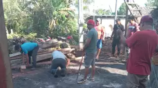 Habitantes llegaron con herramientas y madera para construir desde cero el nuevo hogar