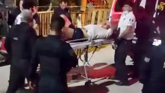 Una unidad paramédica se hizo al lugar para trasladar al herido a recibir atención especializada Una unidad paramédica se hizo al lugar para trasladar al herido a recibir atención especializada