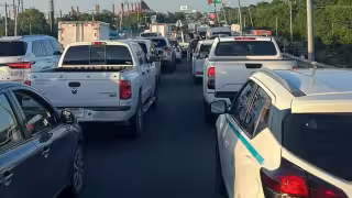 Filas kilométricas de vehículos se formaron por los bloqueos de transportistas.