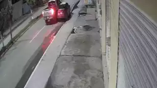 Un automóvil rojo estacionado en la avenida Héctor Pérez Martínez fue chocado a propósito por una camioneta blanca que se dio a la fuga.