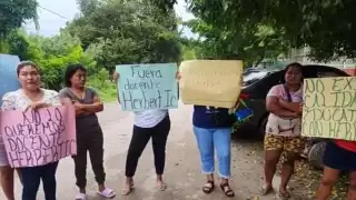 Las madres de las estudiantes comenzaron a protestar con cartulinas exigiendo su despido